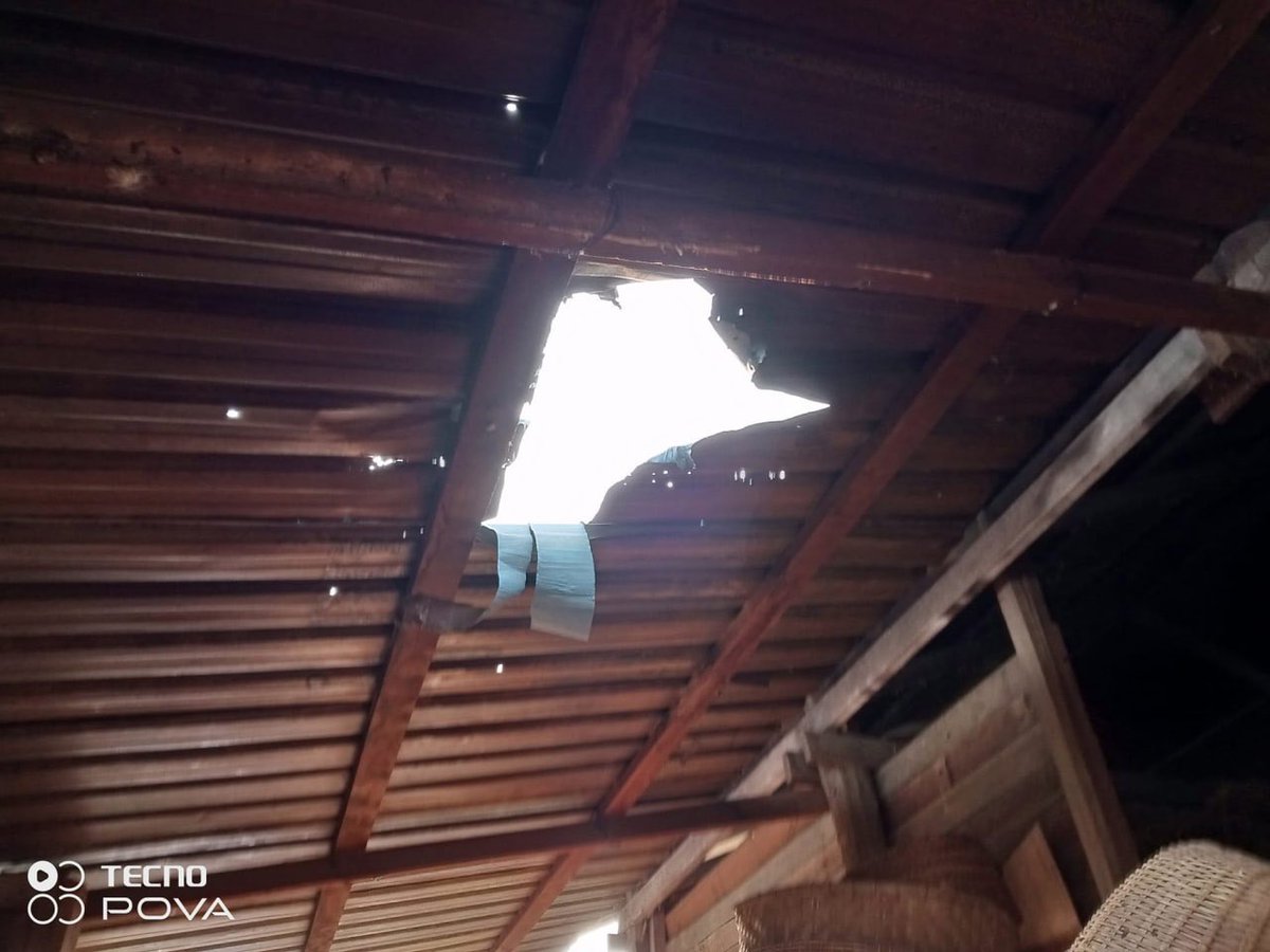 eitphyo68437076's tweet photo. Junta soldiers shelled artilleries in Panan village, Gangaw tsp, Magway division in Apr 19, resulting in damaging of 2 residential properties. #2022Apr21Coup #BanRostec #WhatsHappeningInMyanmar https://t.co/zav7U3tzIA