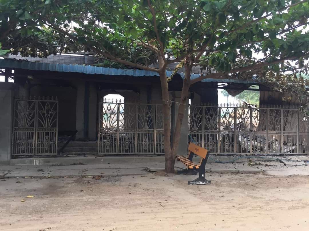eitphyo68437076's tweet photo. In NyaungHla village, Debayin tsp, Sagaing, SAC troops killed a local man with his hands tied back and burnt down 40 civilians shouted  yesterday. #2022Apr21Coup #BanRostec #WhatsHappeningInMyanmar https://t.co/qAsVCIKfWG