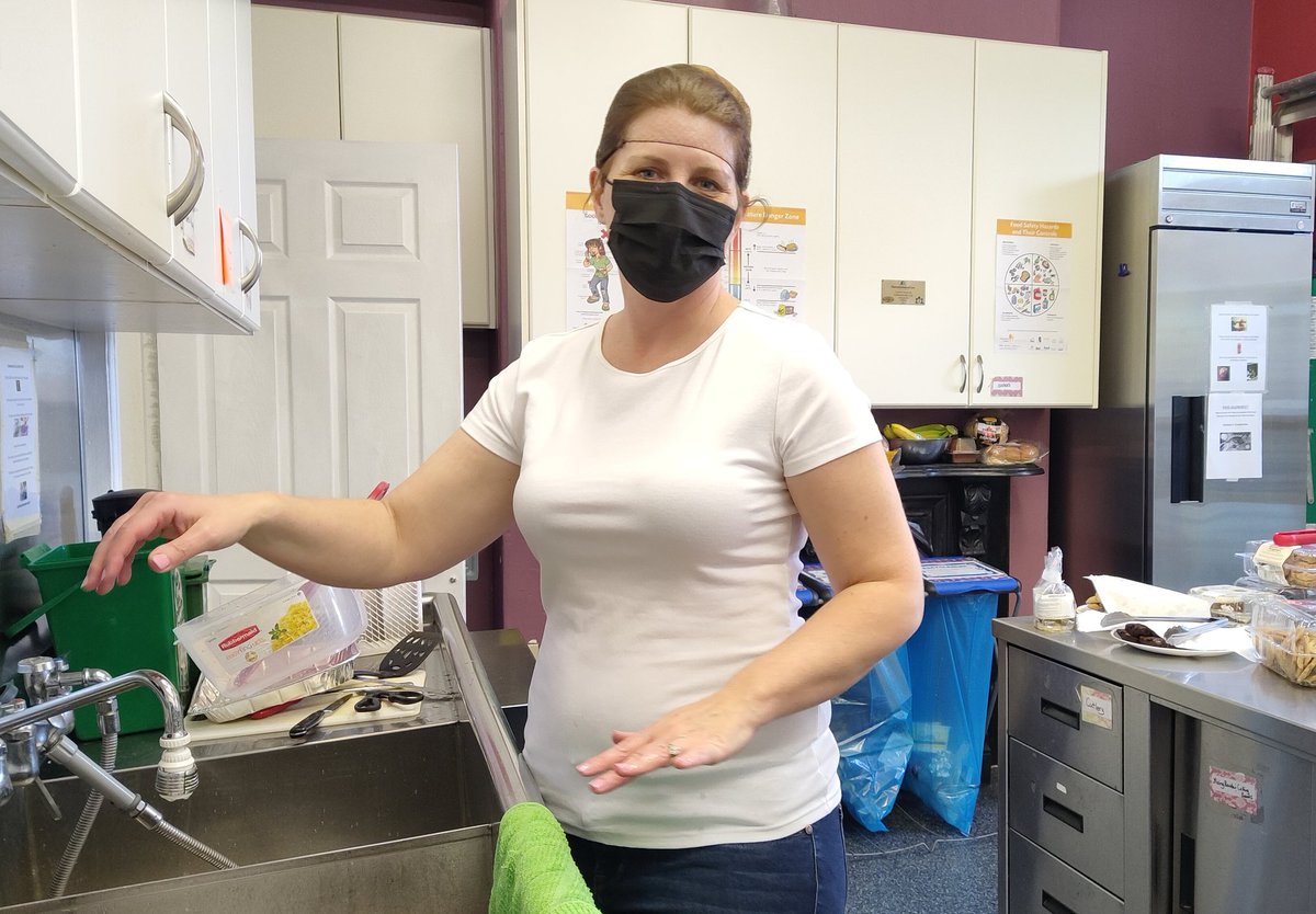adsumforwomen's tweet photo. Thank you to dedicated, caring volunteers like Leigha who shower our shelter with love. It's #NationalVolunteerWeek and we are grateful to all who share their time, talents and enthusiasm.
This. Is. Community. #volunteers https://t.co/J8LoHj87z0