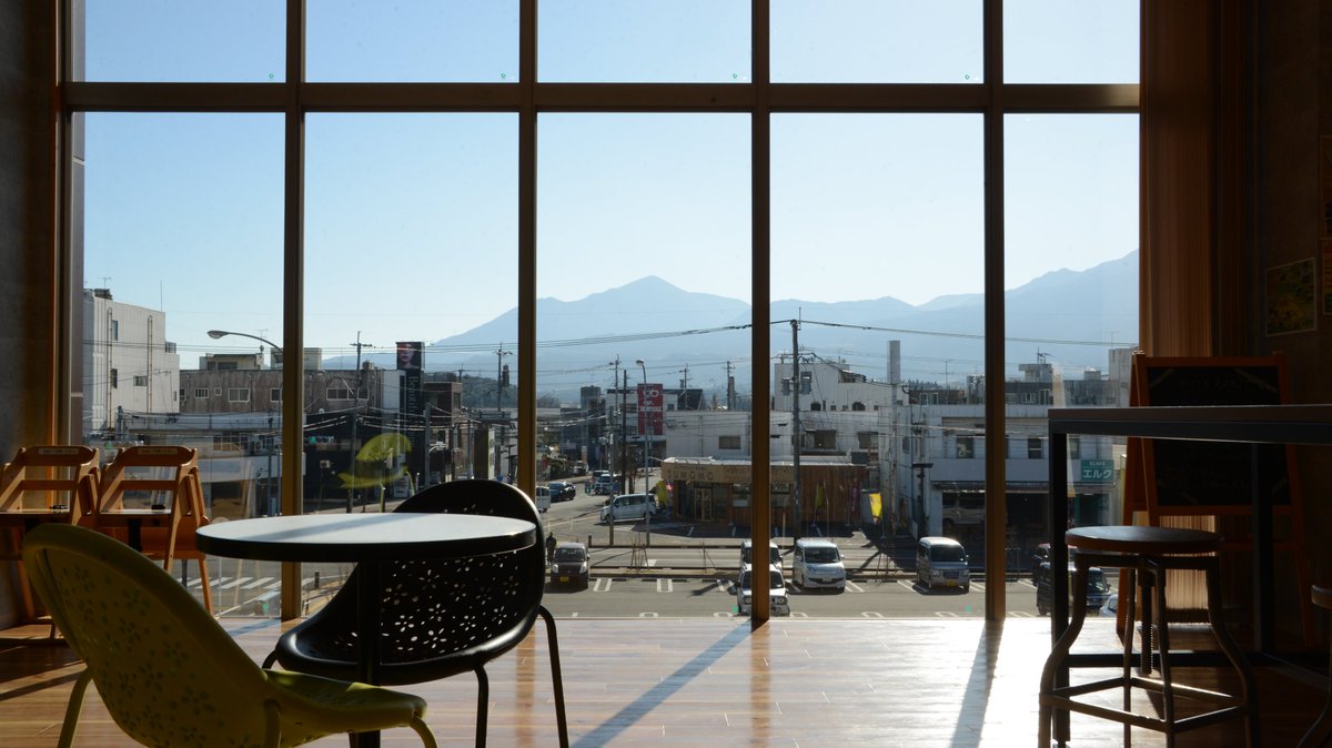 春の #小林市 は見所満載ですが、現在広報紙の締切間近で撮影に行けないのが残念です😢
なので、過去の写真から私のシンセンな小林を紹介します📸

場所はTENAMU交流スペース。冬の凛とした空気の中、高千穂の峰が綺麗に見えてとてもシンセンでした✨

皆さんのシンセンな小林もぜひ教えてくださいね☺️