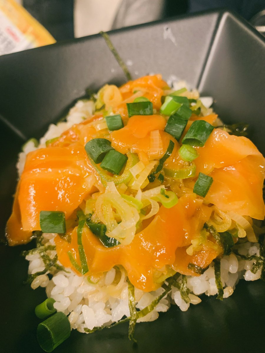 MnxgP6igpreG4lK's tweet photo. まかない弁当パート2
サーモンのピリ辛ねぎ塩丼🥢🐟
もはやイタリアンでもなんでもない🤣(いつものこと)
そしてこれがまた、ウマいんです✨🤤
#MEGRODining #まかない
#サーモン https://t.co/qN2wld1guu