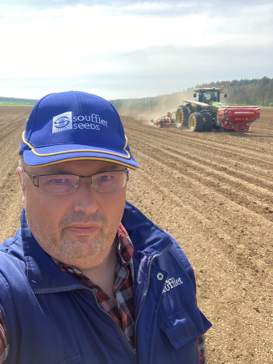 OlivierCOSTE2's tweet photo. Je ne sais pas @BONNIN1402 si notre semeur,sera à notre #TDP?
Cet après-midi,il a prévu 4 joueurs
et chacun son #Balisto pour une partie de #Taro🃏,dans l’#Yonne.
J’espère qu’il aura terminé avant la 🌧,on entend dire cette année un besoin d’huile🍿de #Tournesol🌻. https://t.co/q97KC43TAx