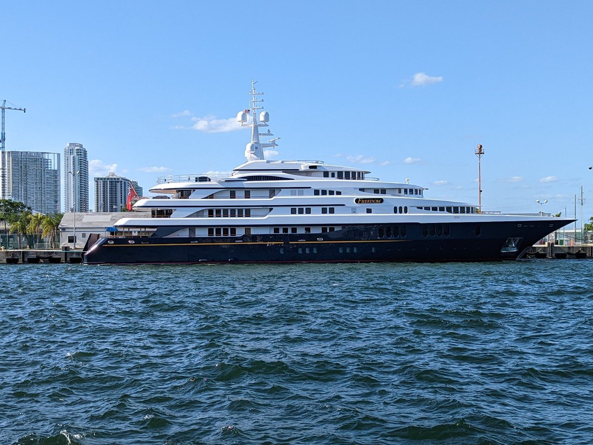 FishEcologyLab's tweet image. Always interesting to walk out of the office to see a mega yacht docked that wasn't there when I arrived. This one is 70m. yachtcharterfleet.com/luxury-charter…