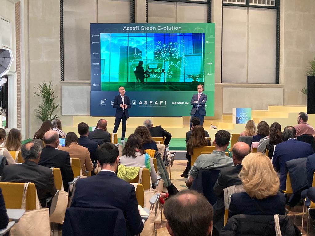 ASEAFI's tweet photo. 👉Mario Delgado y Javier Ybarra (@EY_Spain) nos hablan sobre divulgación de la sostenibilidad en el sector de servicios financiero en el #ASEAFIGreenEvolution, ¡no te lo pierdas! https://t.co/Dl1ltUhZ2x