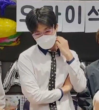ppjeongwo's tweet photo. JEONGWOO WEARING SPECS OMG https://t.co/iNMn3Wl9fN