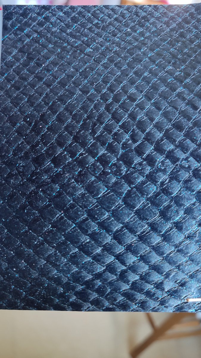 CChuchotements's tweet photo. Bientôt un nouveau cuir de saumon en stock....noir avec des éclats métallisés bleus. Cuir français tanné végétal
#fishleather #ictyos https://t.co/IlGuU6N55X