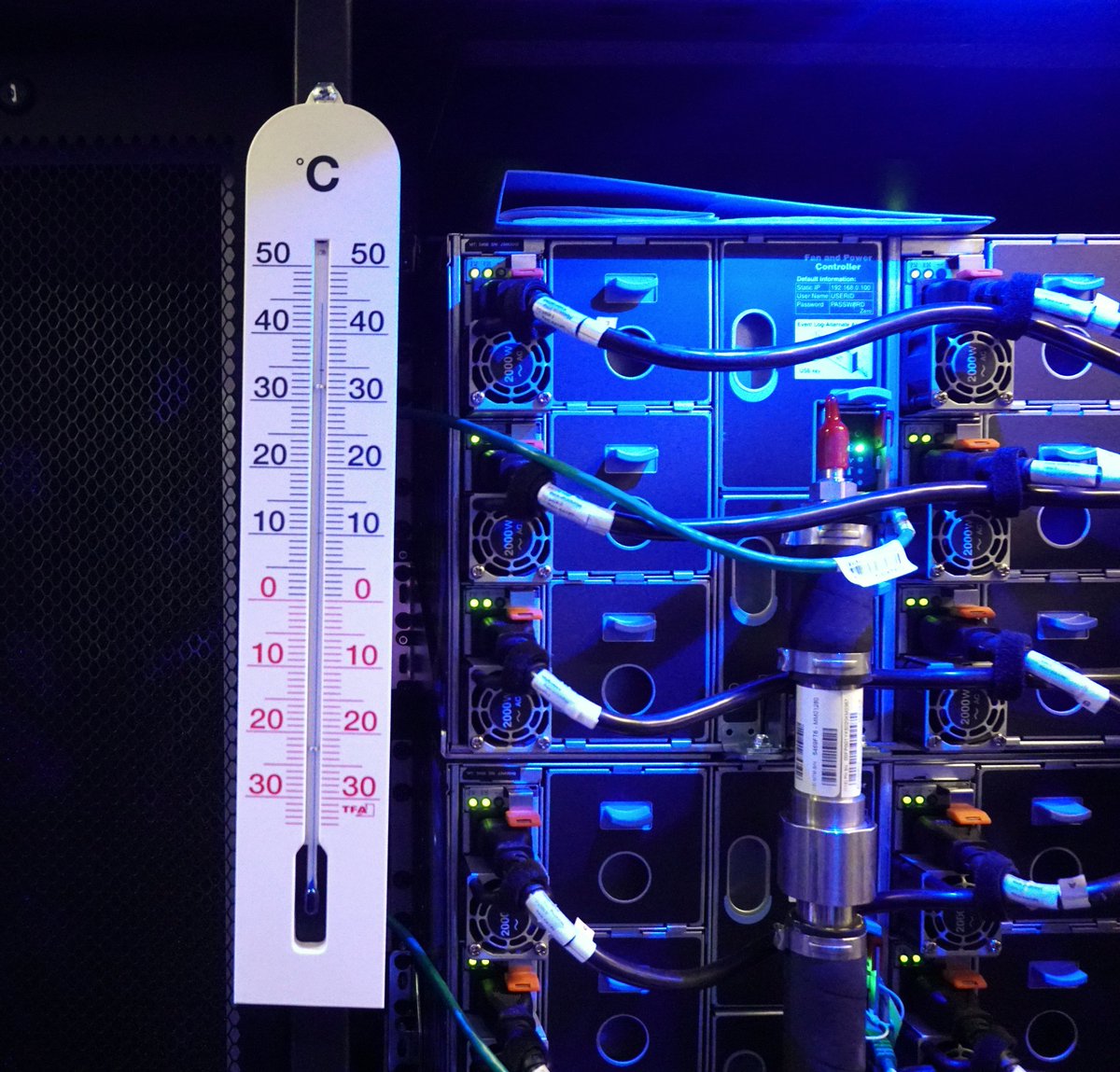 VSCluster's tweet photo. Temperature inside and outside of the VSC-4 cluster (it's always summery inside) ποΈ
#vsc4 #vscluster #supercomputer https://t.co/duP1kTU5B5