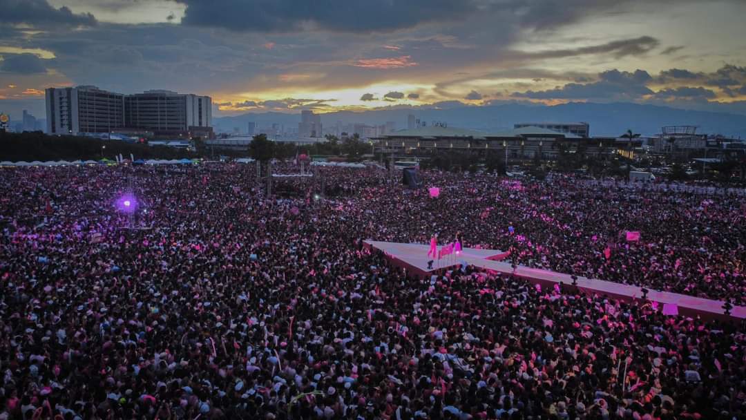 DapatSiLeni's tweet photo. As of 6PM!! 😱 Cebu is definitely Pink! 🌸

Maraming Salamat, Cebu! Kakaiba kayo mag mahal ❤️💚💙🤍💖

📸: Zepeda

#CebuIsPink
#Ceboom
#DapatSiLeni
#HusayAtTibay
#IpanaloNa10ParaSaLahat https://t.co/QKwAwdIK8p