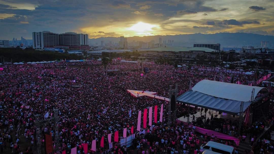 DapatSiLeni's tweet photo. As of 6PM!! 😱 Cebu is definitely Pink! 🌸

Maraming Salamat, Cebu! Kakaiba kayo mag mahal ❤️💚💙🤍💖

📸: Zepeda

#CebuIsPink
#Ceboom
#DapatSiLeni
#HusayAtTibay
#IpanaloNa10ParaSaLahat https://t.co/QKwAwdIK8p