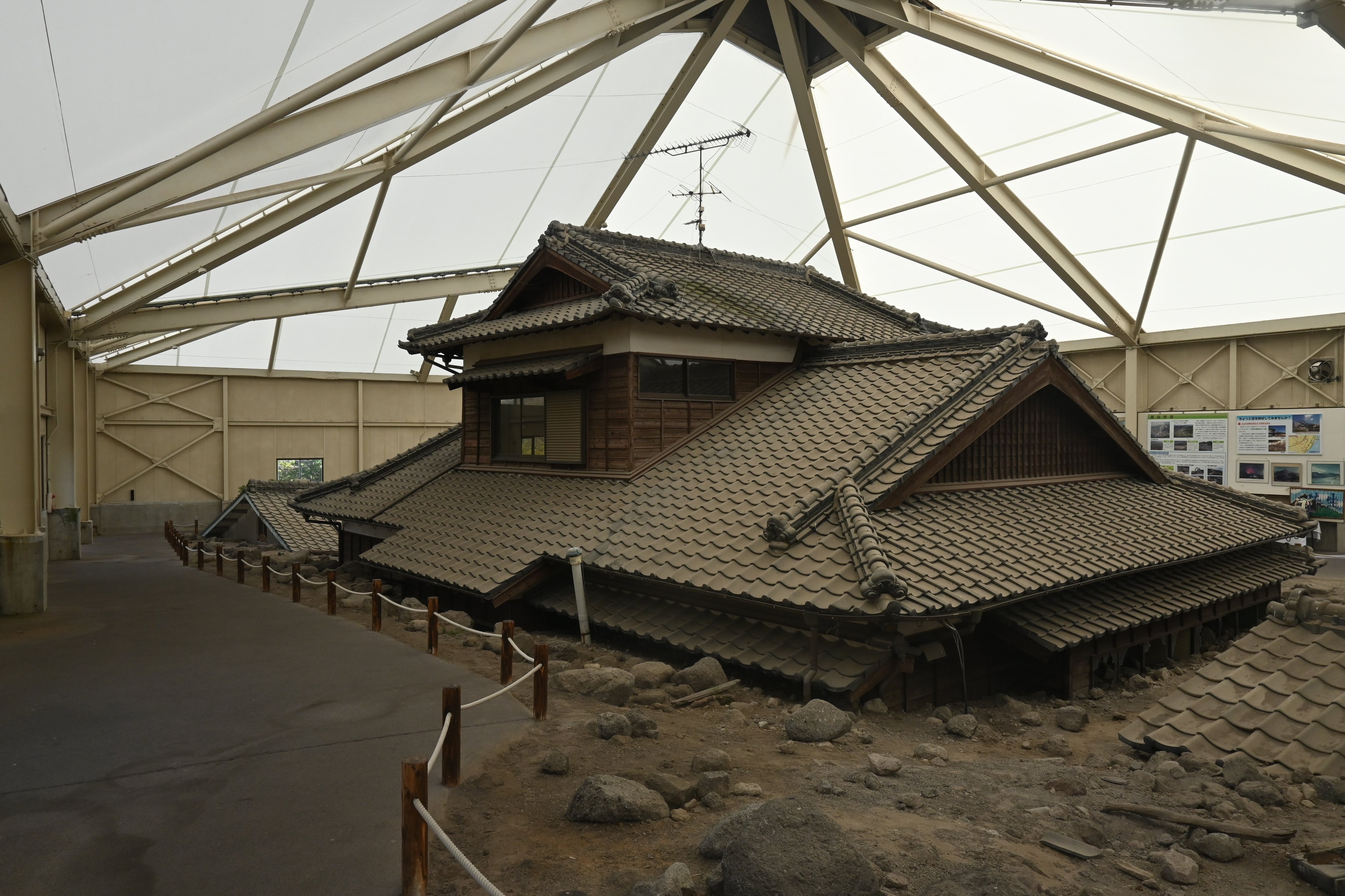 り ん 土石流被災家屋保存公園 平成4年の雲仙普賢岳噴火時に土石流により埋没した家屋がほぼそのままの形で保存されている T Co 5p6mew3tmr Twitter