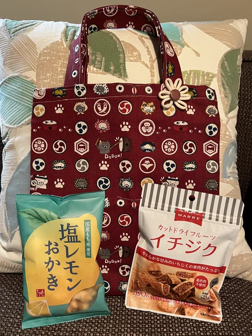 ソーイング上手のお友だちにお手製の手提げバッグをいただきました❤️😆
柄が可愛すぎてずっと見ていられる!
ありがとう💕大切に使います👍

昨日もアイスクリーム食べたのに今日も食べてしまった…
期間限定フレーバー『アマーロ アフォガート』✨
夕食抜いたから許して欲しいwww 