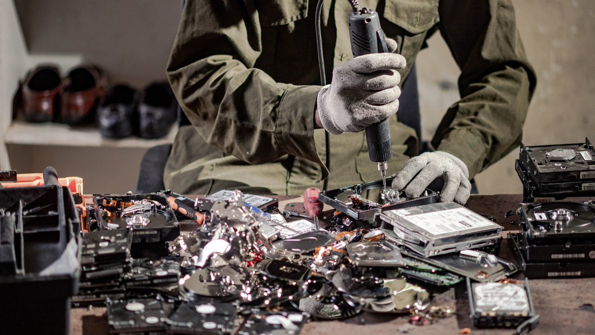 FuturesCoLab's tweet photo. With 6 days to go, we've shared another preview on LinkedIn. 🇰🇪🔧

Read more about the size of the repair and reuse economy in Kenya and sign up for our launch event next week:

📰 https://t.co/8DVObJt5sY 
🗓️  https://t.co/e3EMne2dUh https://t.co/ezsk0Y8xS6