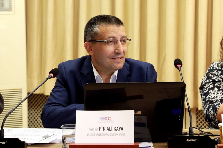 Bu dünyadan bir Pir Ali Kaya geçti.
Asistanlığa ilk başladığım günden itibaren Pir Ali Hoca ile hukukumuz vardı. Bende önemli ve unutulmayacak izler bıraktı. Allah rahmet eylesin...