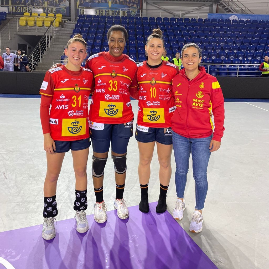 FedCatHandbol's tweet photo. 📸 L’#HandbolCatalà representat en el partit de classificació per l’Europeu d’ahir que van disputar las #Guerreras contra Eslovaquia amb victòria per 20:29!
👉🏼 Kaba Gassama
👉🏼 Ona Vegué
👉🏼 Eli Cesáreo
👉🏼 Maria Cadens
#️⃣ #HandbolCatalà https://t.co/gYpAgXZ4MC