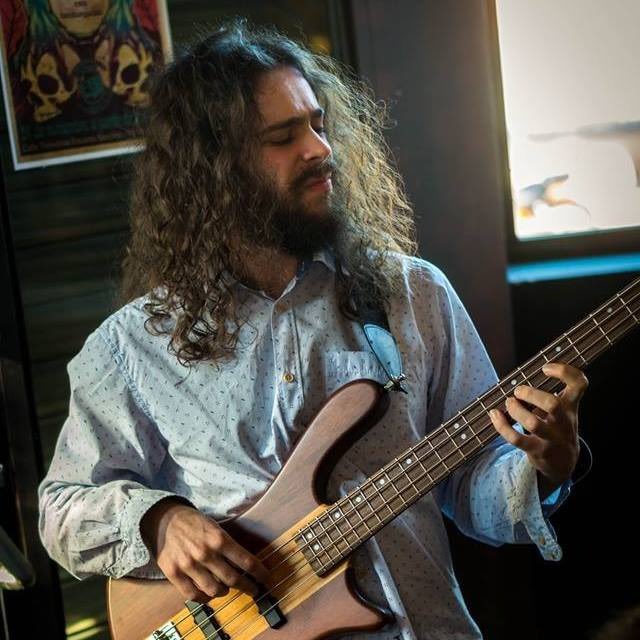 Conocido por su compositormasoquismo y como multiinstrumentista; prueba de ello es que sabe tocar los bajos y los huevos como nadie, pero se le coge cariño. Pobre inconsciente: se va a plantar ahí con sus cuatro cuerdas como si fueran los 70.
Bienvenido de nuevo RAMÓN