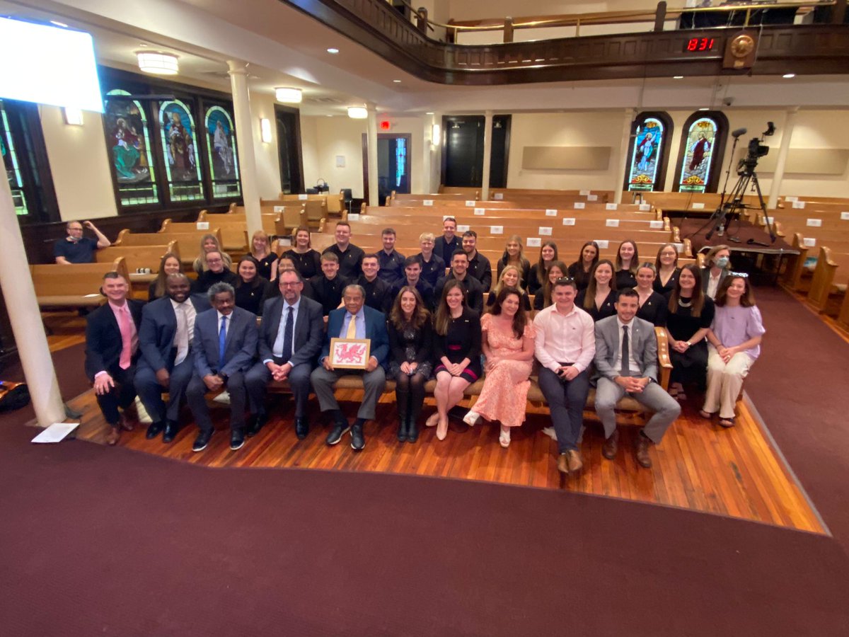 Urdd's tweet photo. "Rydych chi'n gwneud i mi eisiau dysgu mwy am Gymru!" - @AmbAndrewYoung 

Perfformwyr Côr yr Urdd yn yr Eglwys Gynulleidfaol Gyntaf yn Atlanta ddoe - am brofiad!

Diolch for your kind words, @AmbAndrewYoung! We won't ever forget this performance. 🇺🇸🏴󠁧󠁢󠁷󠁬󠁳󠁿 #UrddAlabama https://t.co/f4Yq3JcdIs