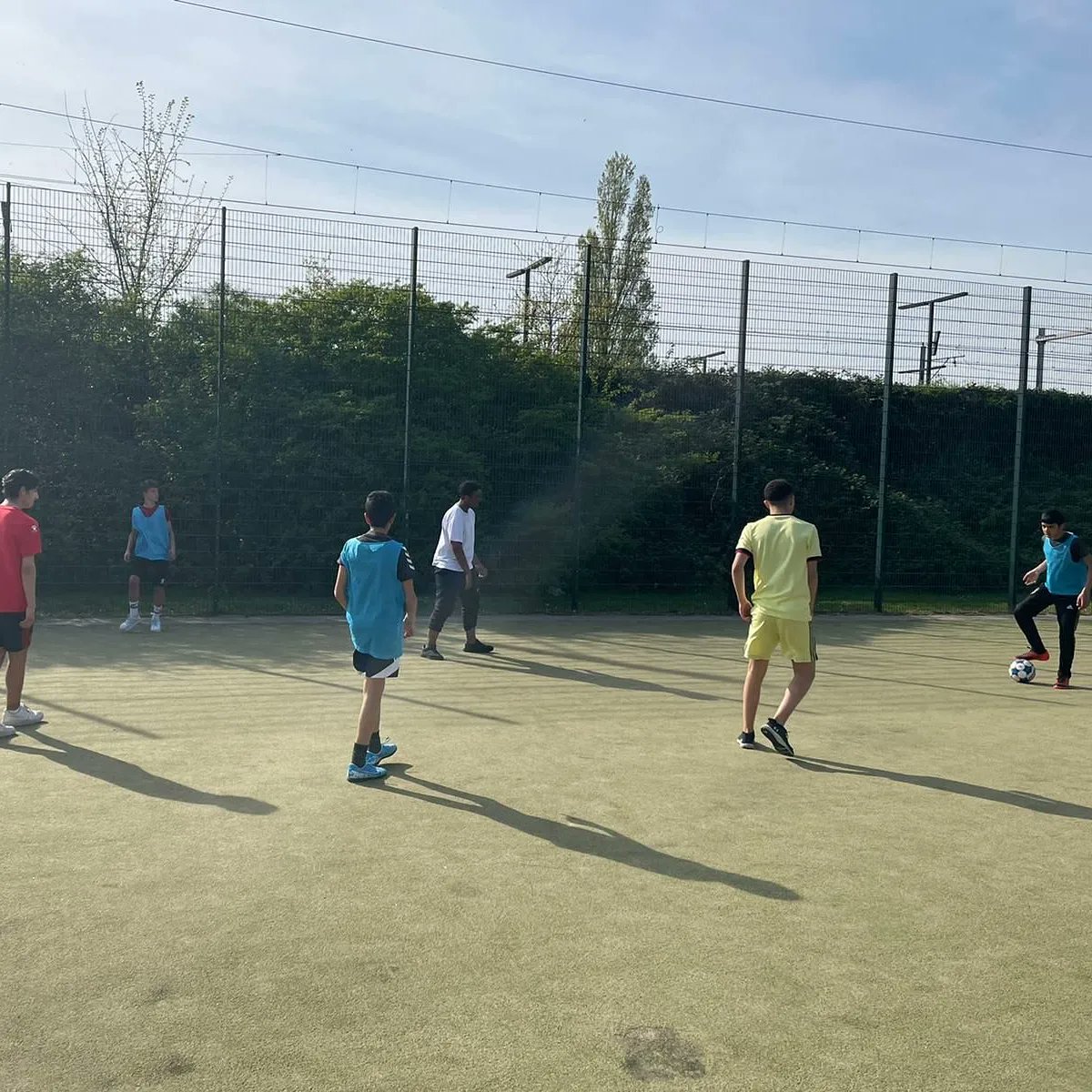Met het prachtige weer hebben we samen met Mooi een voetbaltoernooi gehouden voor jongeren ⚽☀️

Er kan echter maar 1 team de winnaar zijn, die hun prijzen aankomende vrijdag in het buurthuis zullen ontvangen tijdens de iftar! 

#voetbal #jongeren #mooi #spoorwijk