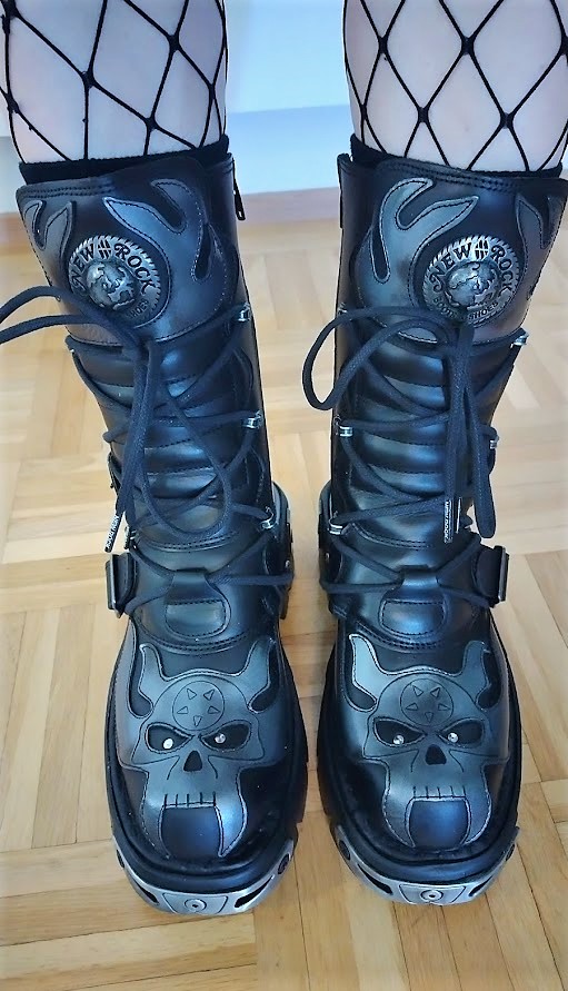 NikiRaven's tweet photo. 🎵 These boots are made for walkin'
And that's just what they'll do
One of these days these boots are gonna walk all over you.. 🎵
#NewRock #Reactor #DemonFlame #NikisShoeCollection https://t.co/x0bAnwCHKZ