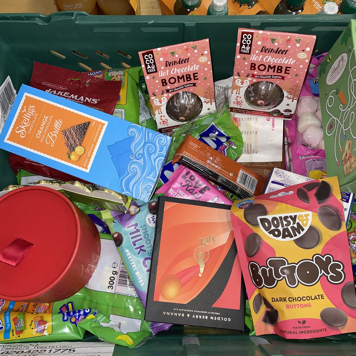 southwarkfoodbk's tweet photo. Here are some items we need: crisps, biscuits, and chocolate. The only way you can go wrong with a snack is by not having any and we’re running VERY low! It would be great if you, or someone you know could donate.
#SouthwarkFoodbank #FoodNeeded #FoodEmergency #ShoppingList https://t.co/nJZPR4Lvqh