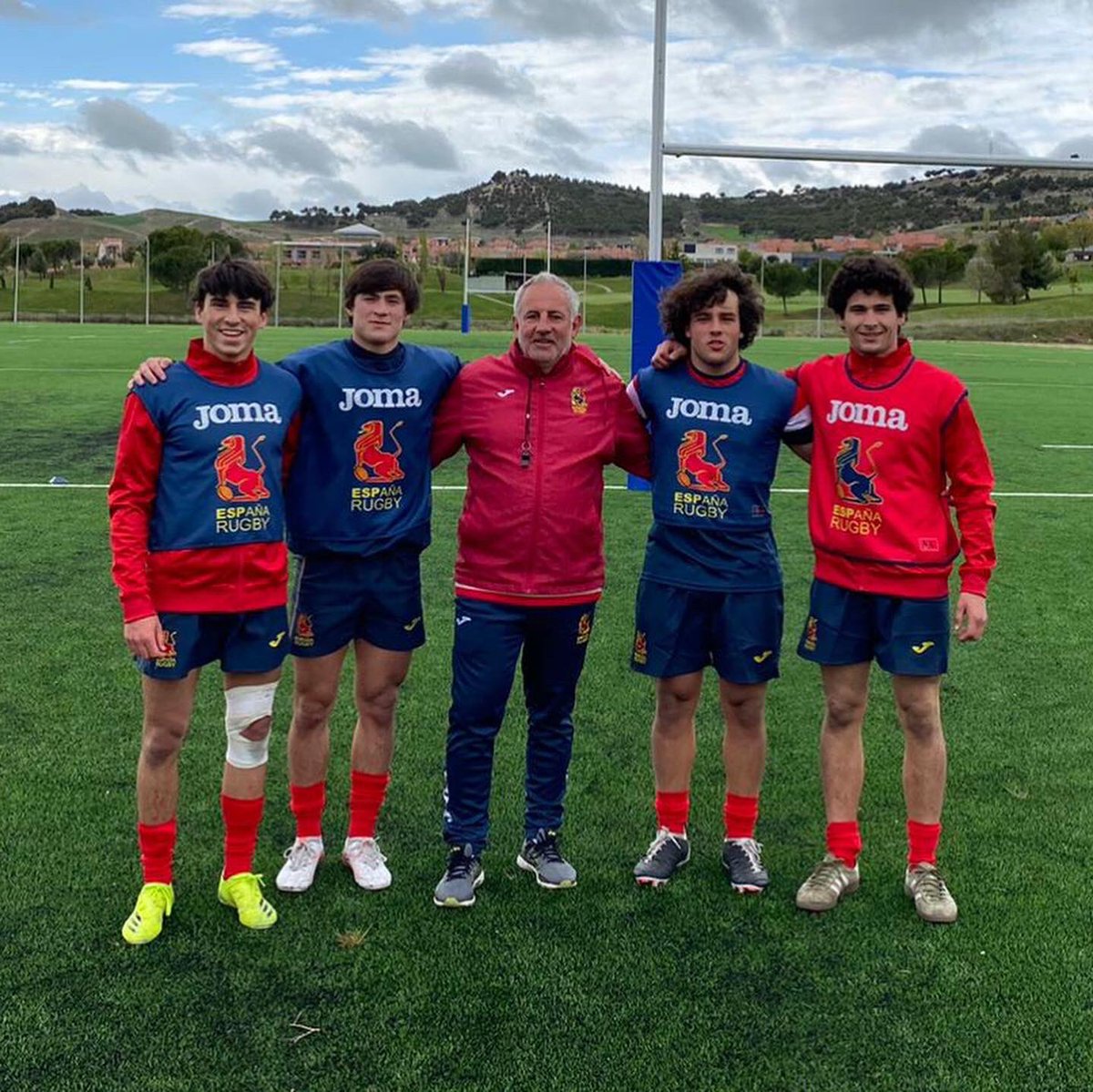 crcpozuelorugby's tweet photo. Piratas con la selección española sub 18 🤘🏽🏴☠️
Enhorabuena a todos 🔥
#rugbyespaña #piratas #azulyamarillo #crcpozuelo #pozuelo https://t.co/ni33b12giL