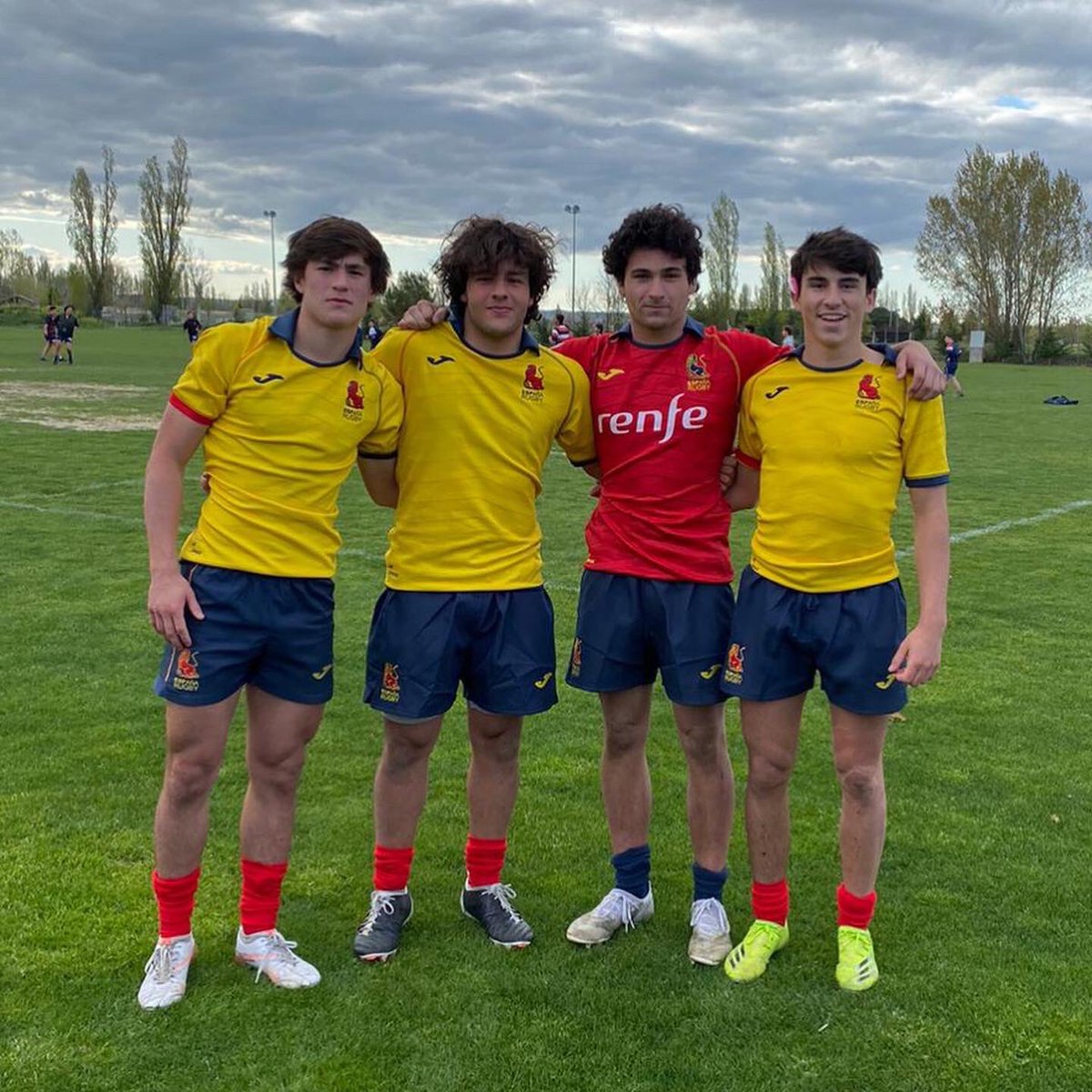 crcpozuelorugby's tweet photo. Piratas con la selección española sub 18 🤘🏽🏴☠️
Enhorabuena a todos 🔥
#rugbyespaña #piratas #azulyamarillo #crcpozuelo #pozuelo https://t.co/ni33b12giL