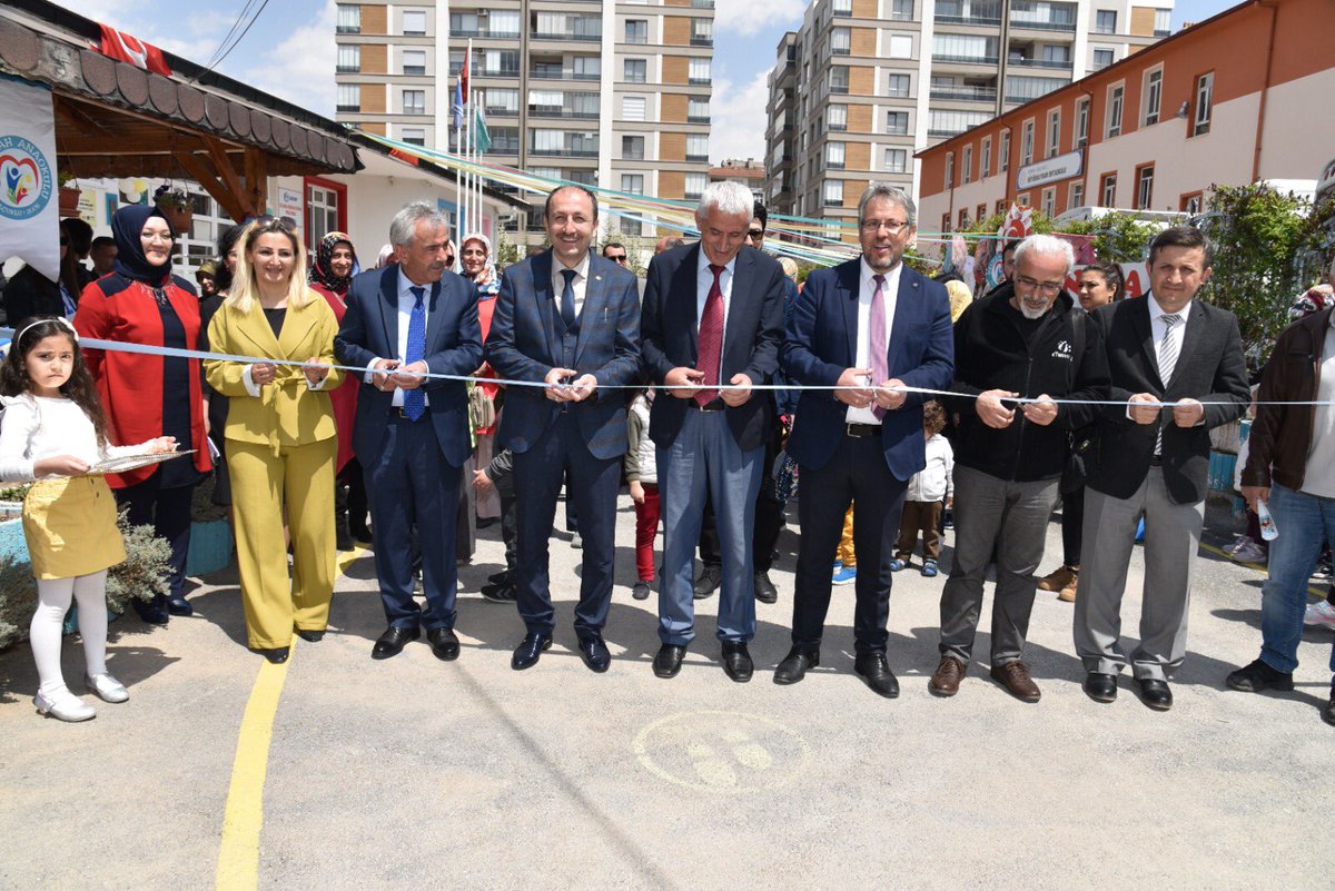 konyamem's tweet photo. Selçuklu Melikşah Anaokulu öğretmen ve öğrencilerinin 23 Nisan şenlikleri kapmasında hazırladığı ‘Rengarenk Projelerimiz ve Biz’ konulu serginin açılışı, İl ve ilçe Milli Eğitim Müdürlüğü yöneticileri, öğretmenler, öğrenciler ve velilerin katılımı ile gerçekleştirildi. https://t.co/4LCNjVO3Sw
