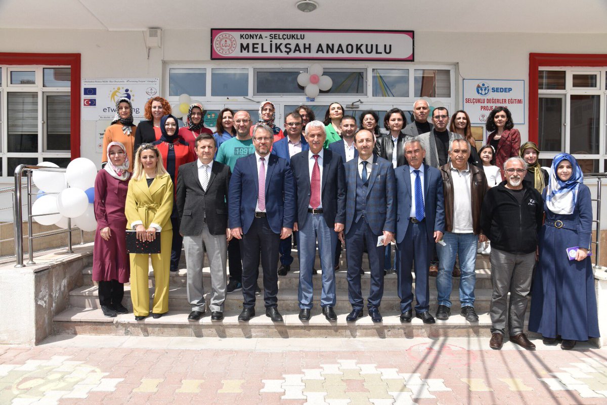 konyamem's tweet photo. Selçuklu Melikşah Anaokulu öğretmen ve öğrencilerinin 23 Nisan şenlikleri kapmasında hazırladığı ‘Rengarenk Projelerimiz ve Biz’ konulu serginin açılışı, İl ve ilçe Milli Eğitim Müdürlüğü yöneticileri, öğretmenler, öğrenciler ve velilerin katılımı ile gerçekleştirildi. https://t.co/4LCNjVO3Sw
