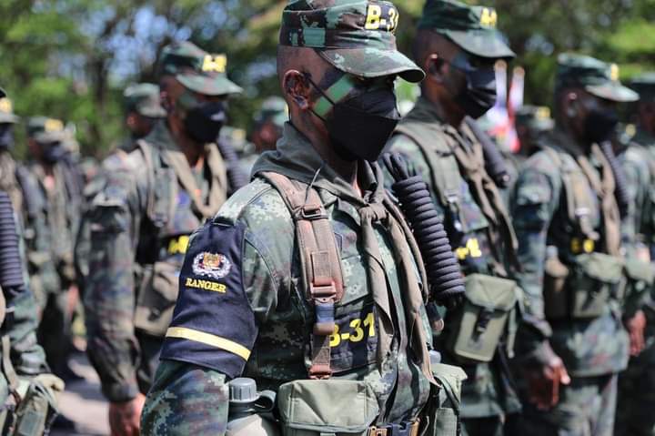 Doca_ThaiArmy's tweet photo. ผู้บัญชาการทหารบก ประดับเครื่องหมายจู่โจม นนส.เหล่าราบ ผลิตทหารแข็งแกร่ง ชำนาญการยุทธ์ เป็นกำลังหลักปกป้องอธิปไตย

Cr. Army Spoke Team

#กองทัพบก https://t.co/WtPxqFha8O