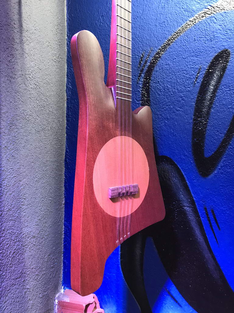 Fijaos que Ukelele tenor más chulo que tenemos en la tienda. Se llaman ES UKES y este es el modelo Génesis. Totalmente hecho mano por Luthier de nuestra comarca. Su sonido no deja indiferente a nadie. Producción muy reducida.
Web del fabricante aquí:
esukes.com