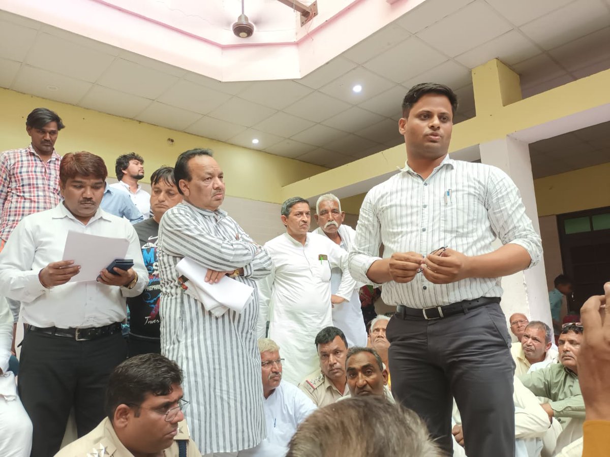 AAP4Jind's tweet photo. जुलाना में पुलिस कस्टडी में हुई मौत पर मृतक के परिजनों से मिलकर मौके पर पहुंचे एसडीएम और डीएसपी महोदय से पंचायत के बीच परिजनों के लिए इंसाफ की मांग करते जींद के प्रभारी एवं दिल्ली विधायक माननीय @MohinderAAP जी। @AAPHaryana @DrSushilKrGupta @ArvindKejriwal @lambavivek https://t.co/Sxa5rYhTAB