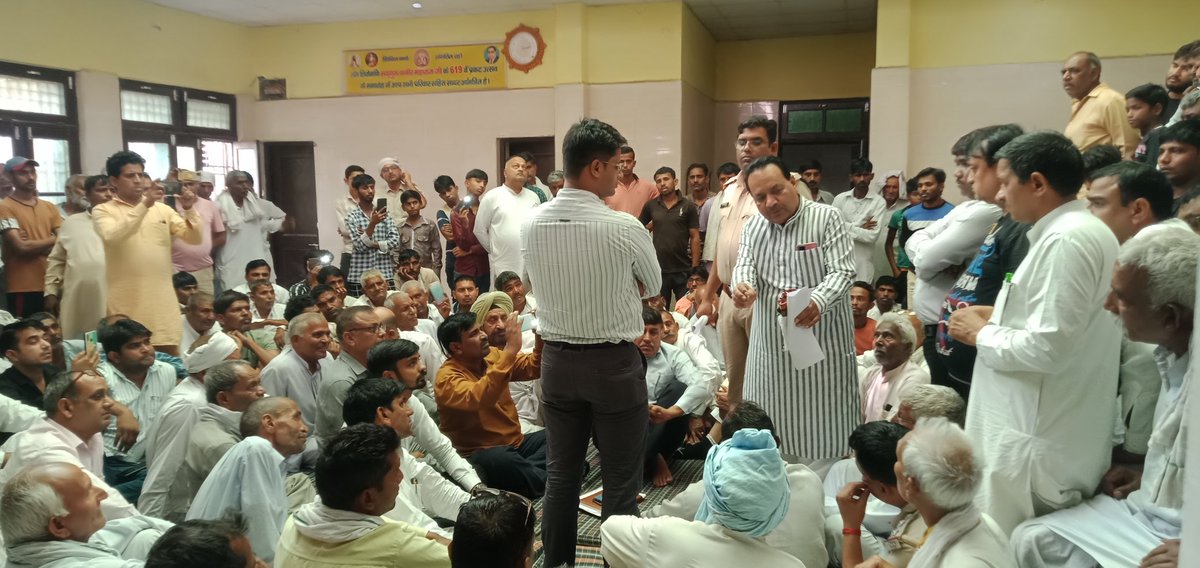 AAP4Jind's tweet photo. जुलाना में पुलिस कस्टडी में हुई मौत पर मृतक के परिजनों से मिलकर मौके पर पहुंचे एसडीएम और डीएसपी महोदय से पंचायत के बीच परिजनों के लिए इंसाफ की मांग करते जींद के प्रभारी एवं दिल्ली विधायक माननीय @MohinderAAP जी। @AAPHaryana @DrSushilKrGupta @ArvindKejriwal @lambavivek https://t.co/Sxa5rYhTAB