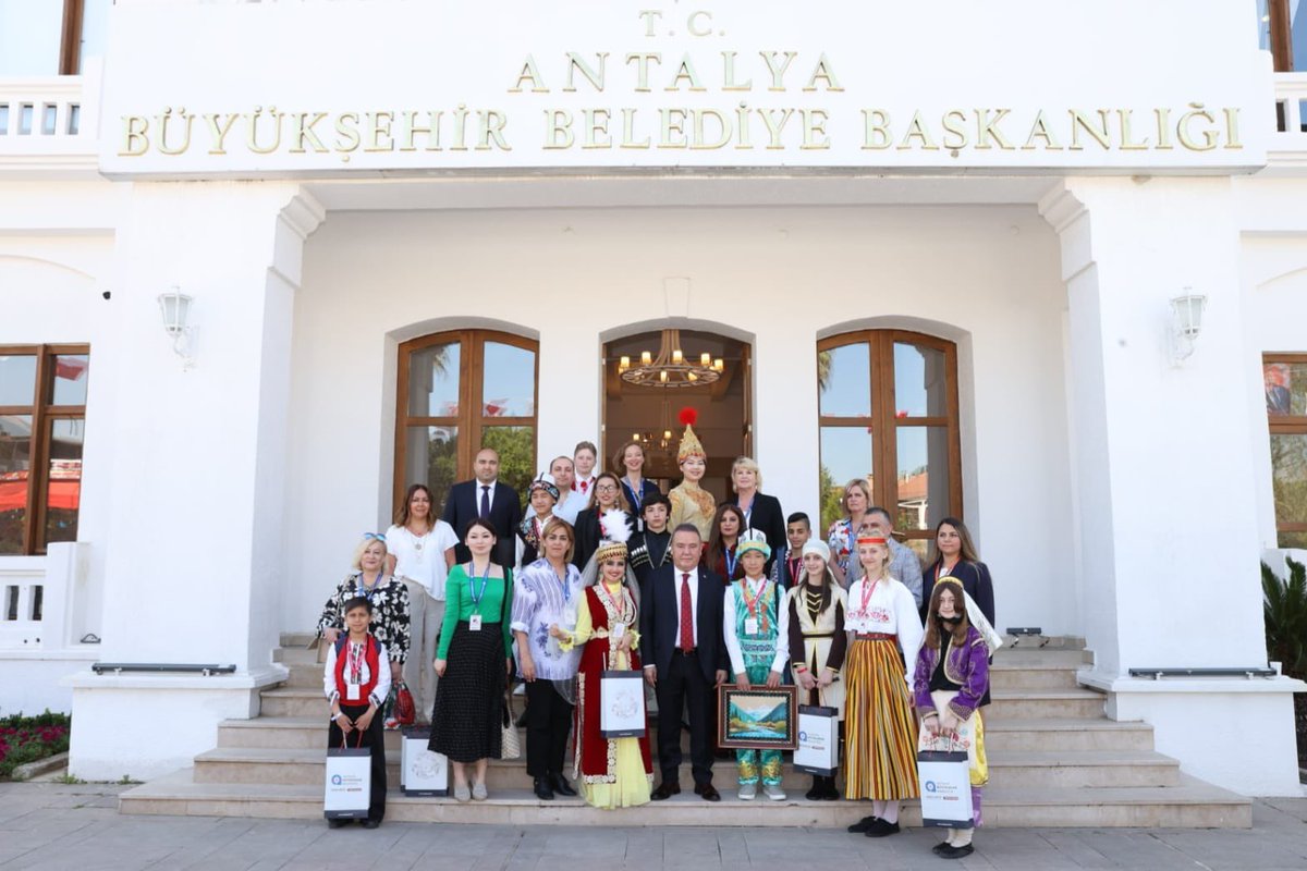 BocekMuhittin's tweet photo. #23Nisan kutlamaları kapsamında 10 farklı ülkeden 400 çocuğumuz Antalya'mızda... Uluslararası Antalya Çocuk Şenliği’ne katılan misafirlerimiz ziyaretimize geldi.

Kendilerine hediyeleri için teşekkür ediyor, 23 Nisan Ulusal Egemenlik ve Çocuk Bayramlarını kutluyorum.☺️ https://t.co/5BI6iEAkyj