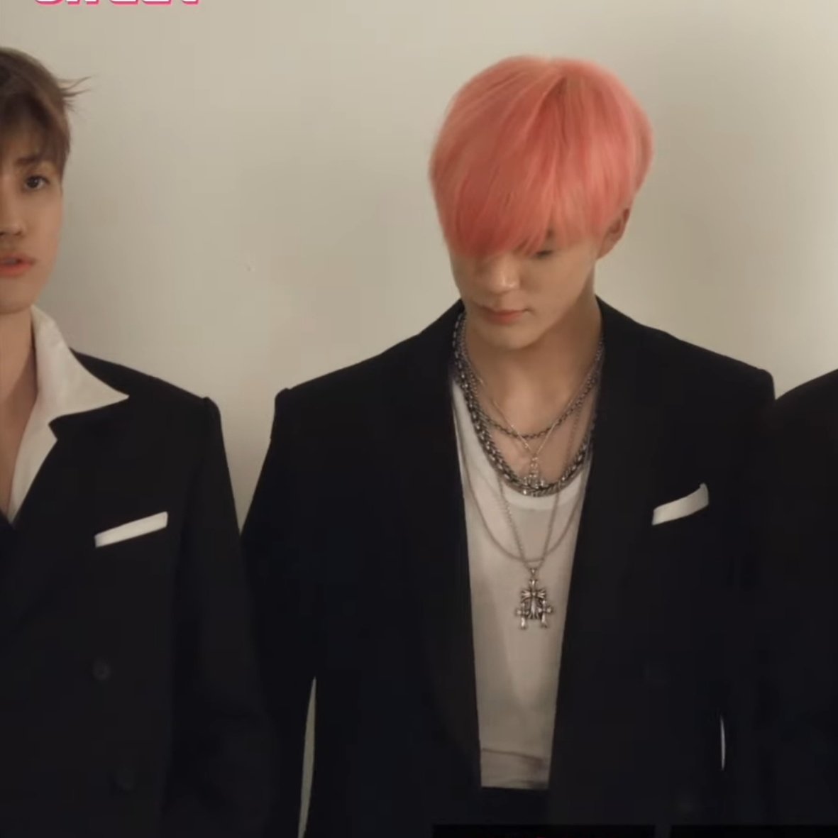 ดูท่าเจโน่เขาเรียกแจมินดิ 5555555 แกว่งๆแขนให้เดินมาหาเอง 😆😆😆