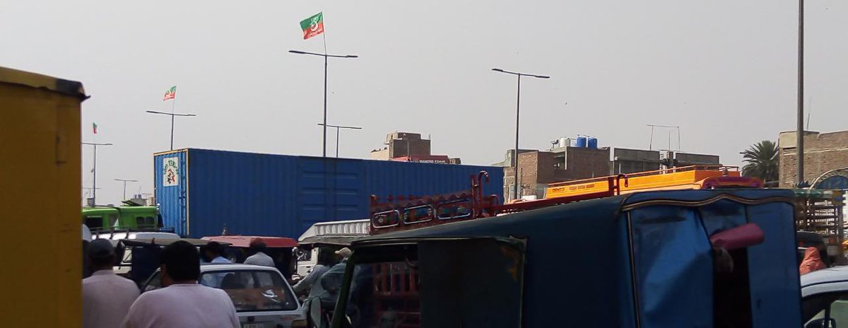 iihtishamm's tweet photo. Containers placed near Data Saab to stop people from coming to Imran Khan’s Jalsa in Minar e Pakistan. #امپورٹڈ_حکومت_نامنظور https://t.co/dV5kxuKPcy