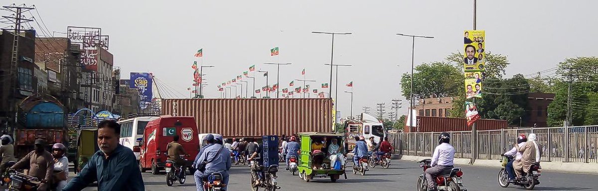 ShazziyaM's tweet photo. They think containers will shatter the Janoon 

#LahoreJalsa 
 #امپورٹڈ_حکومت_نامنظور https://t.co/xwCR3OGkrV