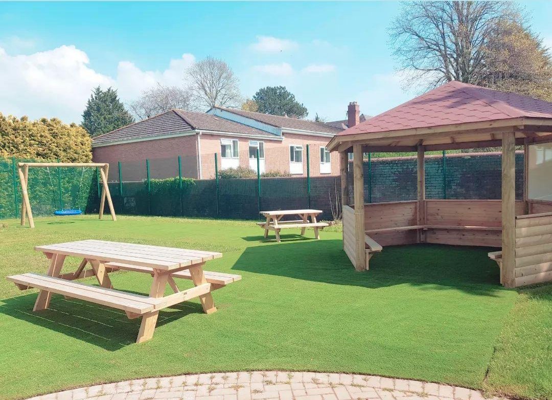 SensoRhu's tweet photo. Outdoor classroom and swing ready for our pupils 😊 can't wait to see what they think! Nice surprise for when they come back from half term 👏👏 #ysgolttymonmouth #sensoryregulation #alnwales https://t.co/BdrH8kQ3p3