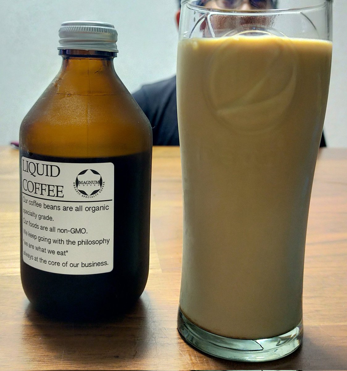 takatan88's tweet photo. Magnum coffeeさんのLIQUID coffee頂きます〜
牛乳で薄めてアイスカフェラテにした。
うましっ!
歳のせいかコーヒーには砂糖入れなくなったなぁ
#magnumcoffee
#LIQUIDcoffee
#アイスカフェラテ https://t.co/mEWb6wDiUh
