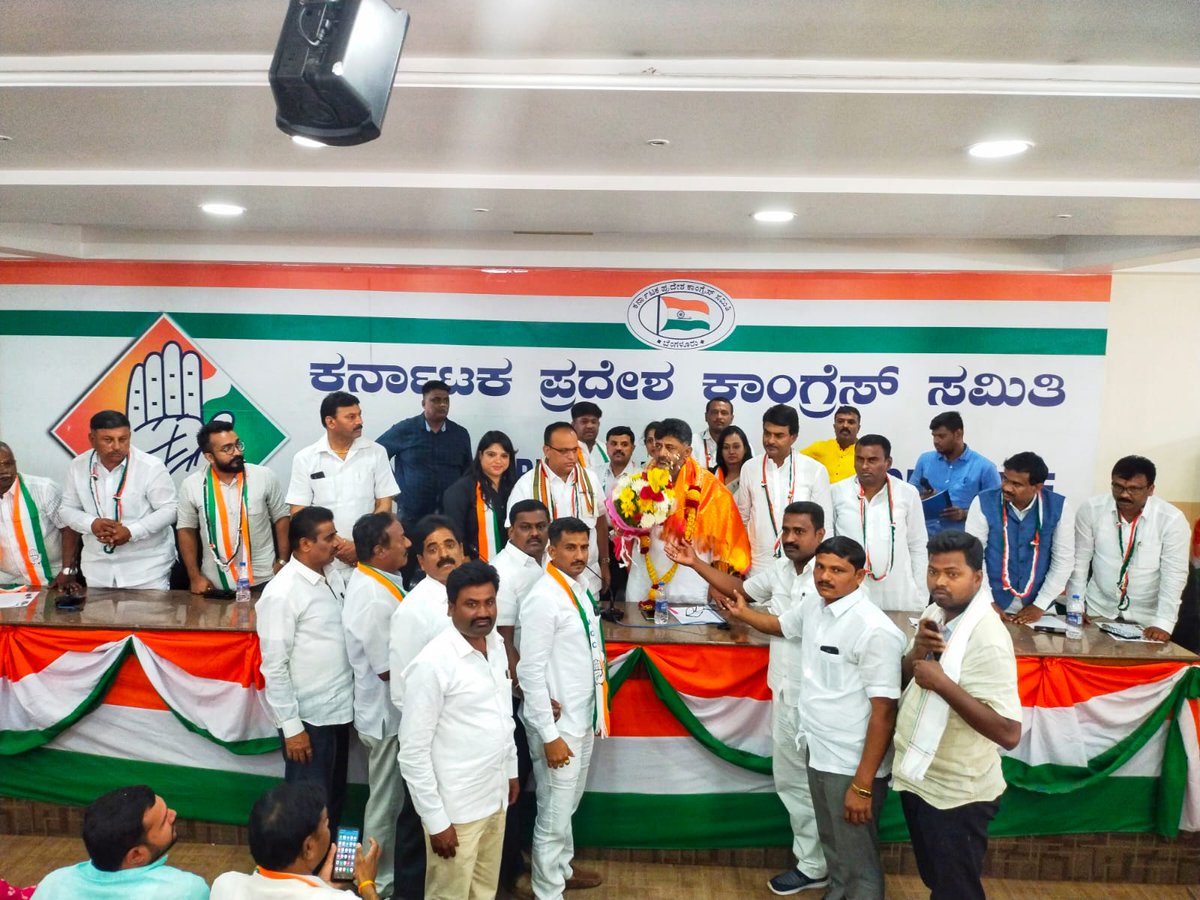 INCKarnataka's tweet photo. ಕೆಪಿಸಿಸಿ ಕಚೇರಿಯಲ್ಲಿ ನಡೆದ ಕಾಂಗ್ರೆಸ್ ಅಸಂಘಟಿತ ಕಾರ್ಮಿಕರು ಮತ್ತು ನೌಕರರ ಘಟಕದ ಕಾರ್ಯಕಾರಿಣಿ ಸಭೆಯಲ್ಲಿ ಕೆಪಿಸಿಸಿ ಅಧ್ಯಕ್ಷರಾದ @DKShivakumar, ಘಟಕದ ರಾಷ್ಟ್ರೀಯ ಉಪಾಧ್ಯಕ್ಷರಾದ ಸಂಜಯ್ ಗಾಬ, ರಾಜ್ಯಾಧ್ಯಕ್ಷರಾದ ಜಿ.ಎಸ್ ಮಂಜುನಾಥ್, ರಾಷ್ಟ್ರೀಯ ಕಾರ್ಮಿಕರ ಶಿಕ್ಷಣ ಮಂಡಳಿ ಸದಸ್ಯರಾದ ಆರ್.ಕೆ ನಗರ್ ಸೇರಿದಂತೆ ಹಲವರು ಭಾಗವಹಿಸಿದ್ದರು. https://t.co/dbKQCRnvrg