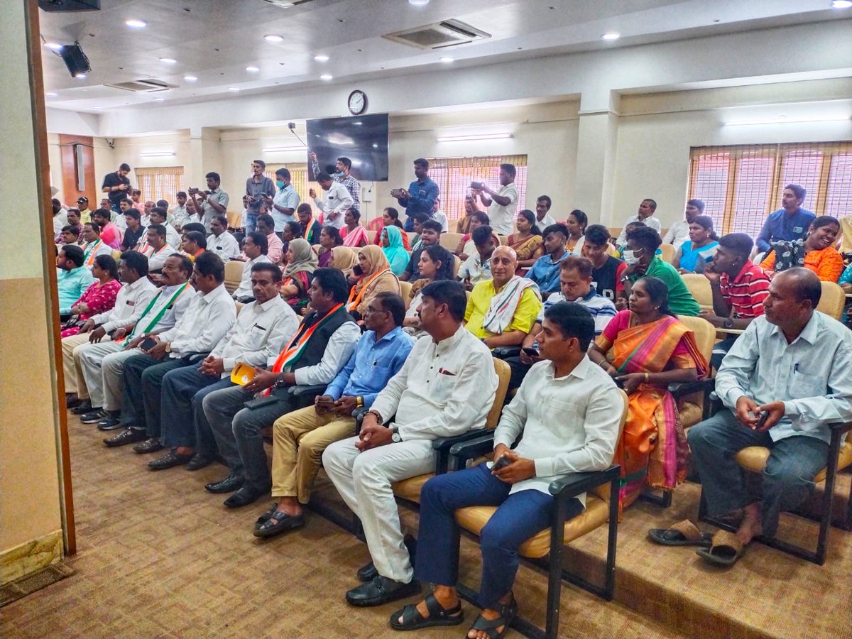 INCKarnataka's tweet photo. ಕೆಪಿಸಿಸಿ ಕಚೇರಿಯಲ್ಲಿ ನಡೆದ ಕಾಂಗ್ರೆಸ್ ಅಸಂಘಟಿತ ಕಾರ್ಮಿಕರು ಮತ್ತು ನೌಕರರ ಘಟಕದ ಕಾರ್ಯಕಾರಿಣಿ ಸಭೆಯಲ್ಲಿ ಕೆಪಿಸಿಸಿ ಅಧ್ಯಕ್ಷರಾದ @DKShivakumar, ಘಟಕದ ರಾಷ್ಟ್ರೀಯ ಉಪಾಧ್ಯಕ್ಷರಾದ ಸಂಜಯ್ ಗಾಬ, ರಾಜ್ಯಾಧ್ಯಕ್ಷರಾದ ಜಿ.ಎಸ್ ಮಂಜುನಾಥ್, ರಾಷ್ಟ್ರೀಯ ಕಾರ್ಮಿಕರ ಶಿಕ್ಷಣ ಮಂಡಳಿ ಸದಸ್ಯರಾದ ಆರ್.ಕೆ ನಗರ್ ಸೇರಿದಂತೆ ಹಲವರು ಭಾಗವಹಿಸಿದ್ದರು. https://t.co/dbKQCRnvrg