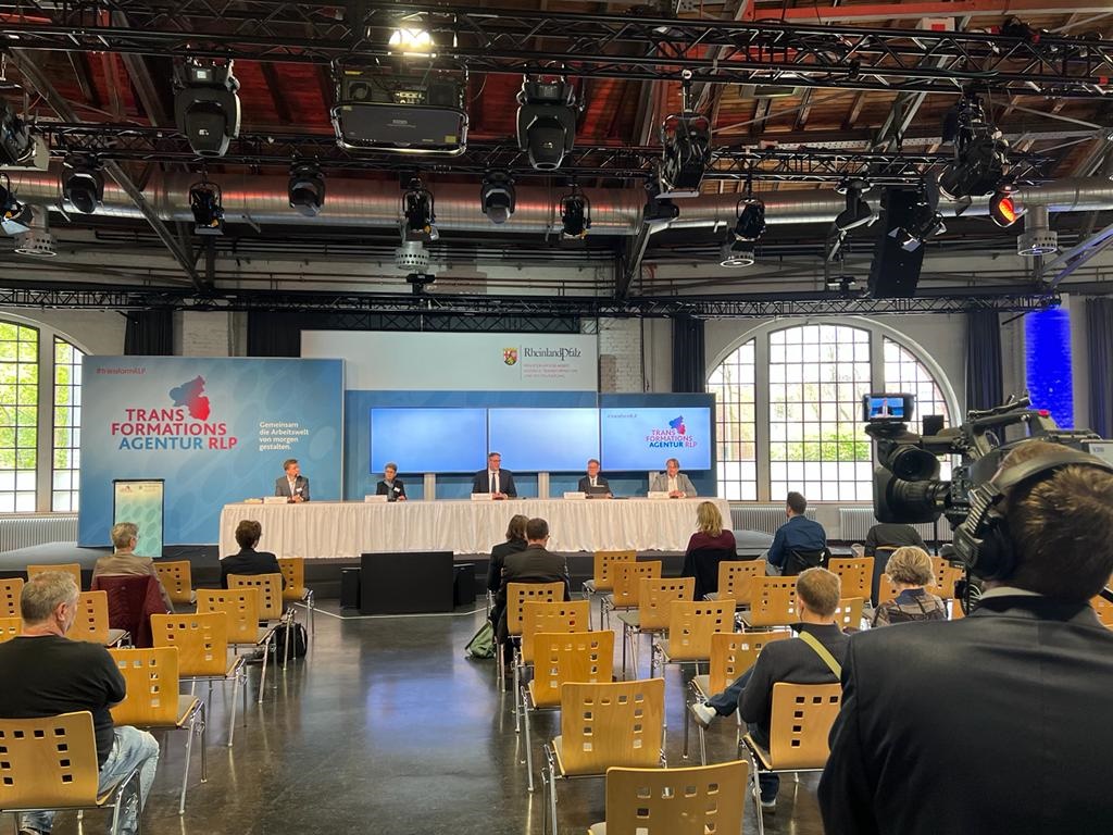 mastd_rlp's tweet image. Pressekonferenz mit @RD_RPS, @DGBRLP und @LVURLP zum Auftakt der #Transformationsagentur in #RLP 🔄 „Unser Ziel ist es, Beschäftigte und Unternehmen bei den Veränderungen in der Arbeitswelt zu unterstützen&quot;, betonte Minister @Alex_Schweitzer. 
#transformRLP
