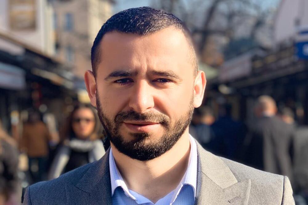 V.d pomoćnik direktora Uprave za saradnju sa dijasporom-iseljenicima Arben Jakupi gostovaće na Radiju Crne Gore, gdje će govoriti o Javnom konkursu za sufinansiranje projekata u oblastima saradnje sa dijasporom u 2022. godini. 

Emisija će biti emitovana 22. aprila u 11 časova.