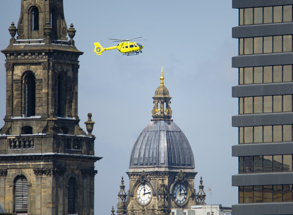 The Yorkshire Air Ambulance sure has been busy today - this is the 2nd time I've seen a @YorkshireAirAmb helicopter over Leeds. Here's G-YOAA approaching Leeds General Infirmary about 10 mins ago. @LeedsHospitals @HEMS_Driver @Ash911Ash @LeedsTownHall