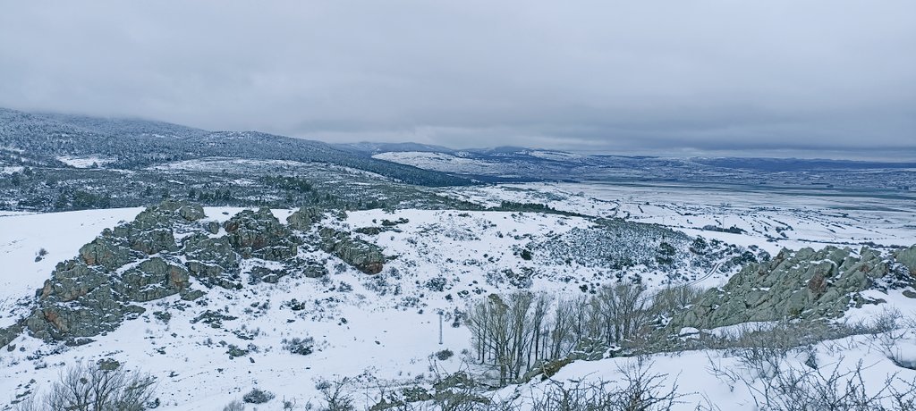 paris_eva's tweet photo. Disfrutando del paisaje nevado en #Bronchales #Teruel Sierra de #Albarracín #TeruelExiste Ahhhhhh! Y estrenando gorro 🥰 https://t.co/m2O4I41WHb