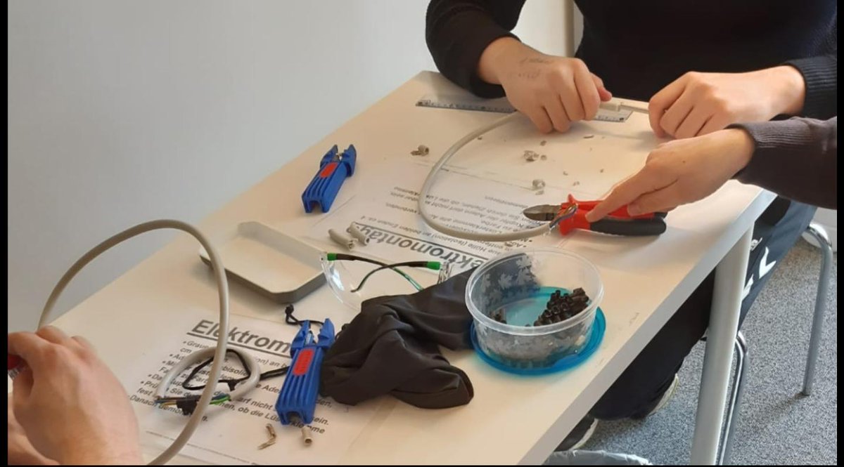 Welcher Beruf passt zu mir? Die 10b hat bei #JOBLINGE einen #Projekttag absolviert, um dem eigenen #Traumberuf näher zu kommen. Mehr dazu:⬇️
bit.ly/3EwYSwM
#stsmbg #Stadtteilschule #Mümmelmannsberg #Schule #hamburg #twlz #schüler  #Berufsorientierung #Berufe #wirsindwir
