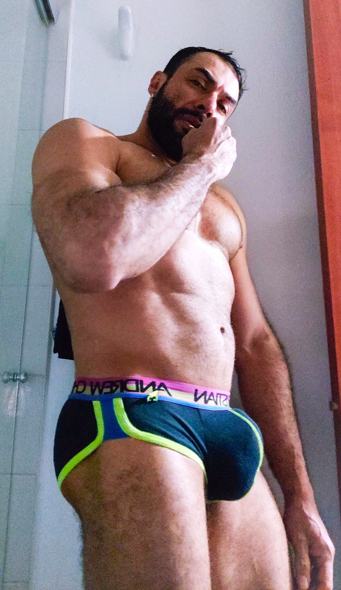 Asi me gusta ir a los sitios gay!😎 #bultogrande #bulgeboys #underwearfetich #VergasQueEnamoran #bulgeinunderwear #bulgedick @AngelsNParty @EventosGayMed https://t.co/13jXhAU31D