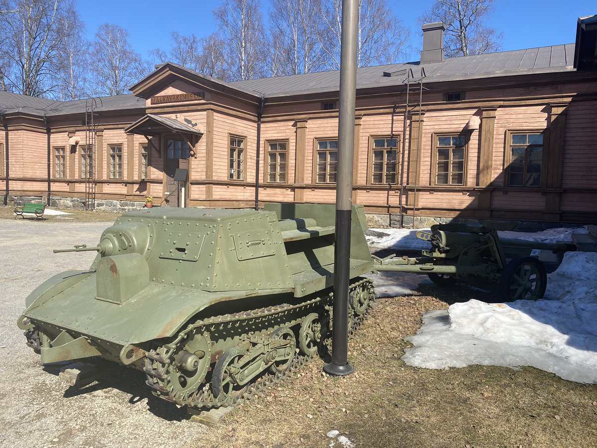 YrjoAho's tweet photo. #Kummeli työkalujen jako #panssarivaunu #Jalkaväkimuseo #Mannerheim #ritarit https://t.co/lIhoLl2w3Z