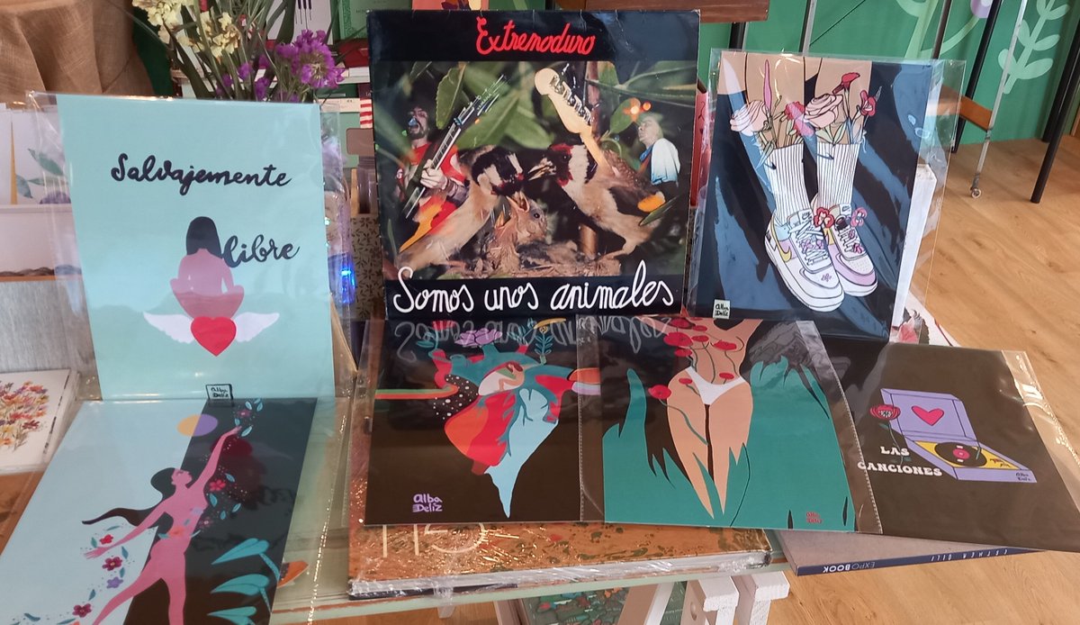 El martes vino a visitarnos la maravillosa ilustradora <a href="/AlbaDeliz/">Alba Deliz</a> .
Trajo cositas maravillosas como estas (acompañada por Extremoduro, como le gusta a ella).