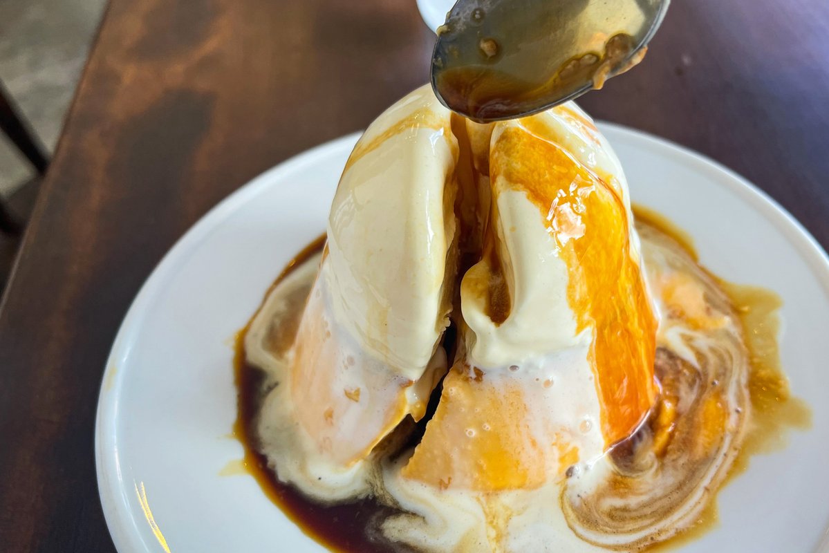 【2F coffee】
@東京：八丁堀駅から徒歩4分

豪快にアイスを載せたプリンを食べられるお店。
しっかり固めプリンに、ひんやり冷たいアイスを追加トッピングすると暑い日に食べたくなるスイーツに変化！
アイスが溶け出すと甘みが増します🍮