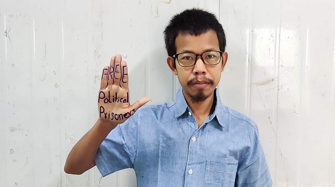 IrrawaddyNews's tweet photo. Pro-democracy activists wore blue shirts in solidarity with more than 10,000 political prisoners in Myanmar. Blue commemorates activist and journalist U Win Tin who wore his blue prison shirt after his release in 2008 until he died in solidarity with other prisoners. https://t.co/XXA0CjvURJ