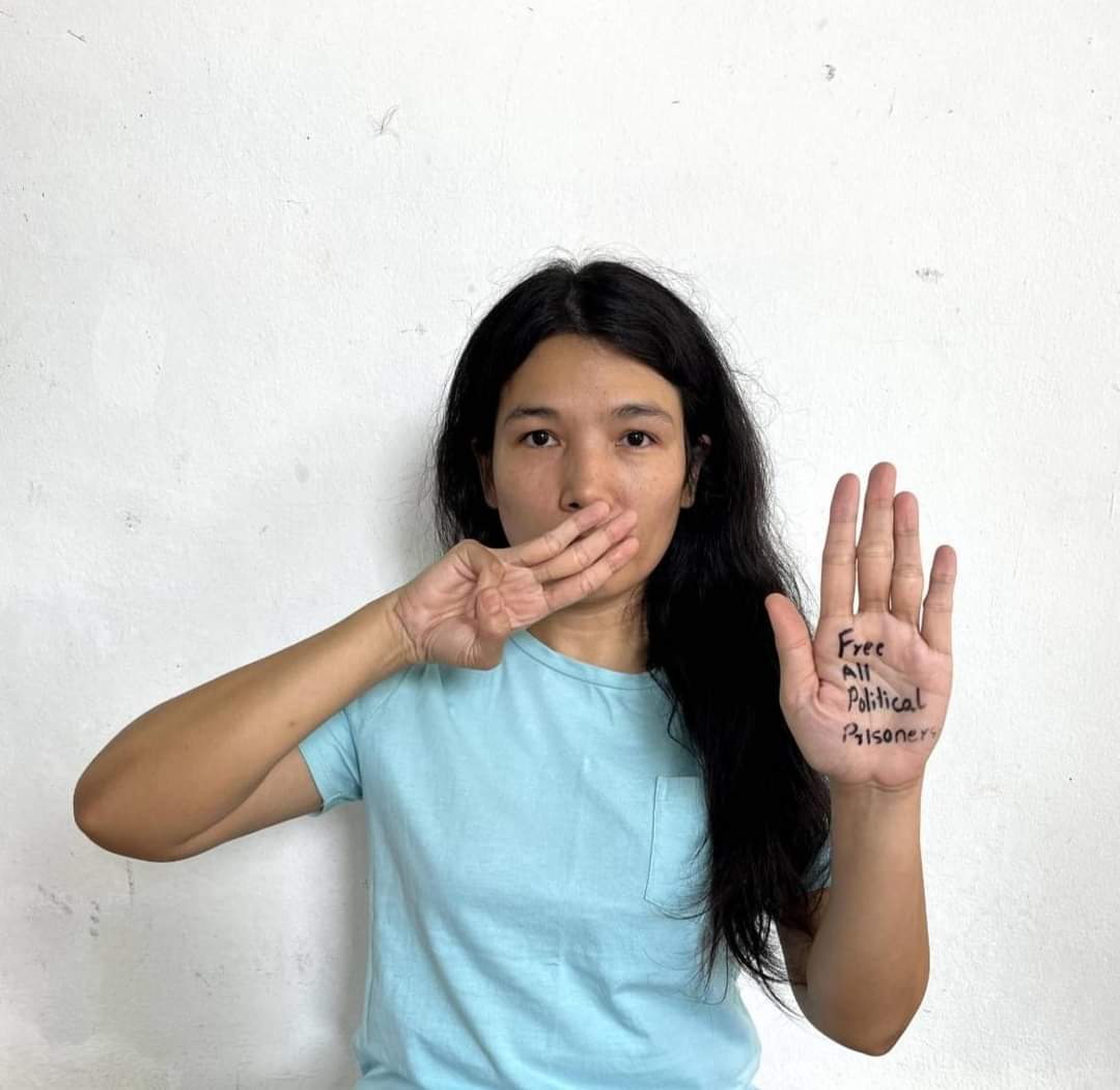IrrawaddyNews's tweet photo. Pro-democracy activists wore blue shirts in solidarity with more than 10,000 political prisoners in Myanmar. Blue commemorates activist and journalist U Win Tin who wore his blue prison shirt after his release in 2008 until he died in solidarity with other prisoners. https://t.co/XXA0CjvURJ